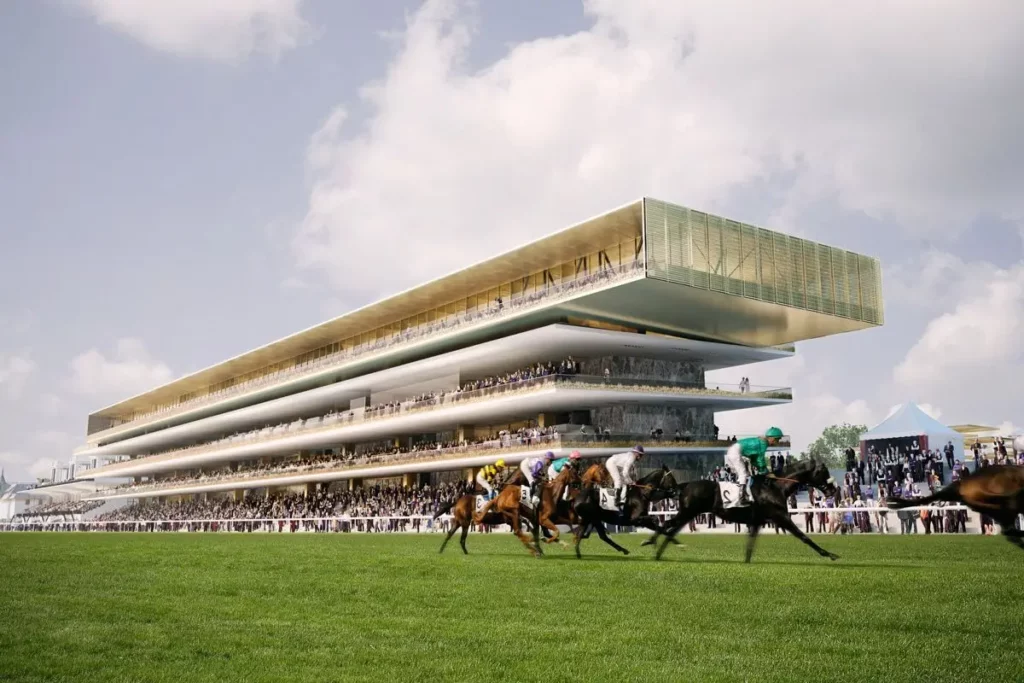 Rendu architectural d'une tribune moderne à trois niveaux en verre et métal doré lors d'une course hippique, avec des chevaux au galop au premier plan