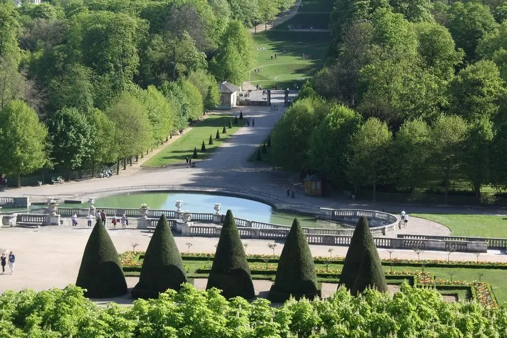 Allée centrale du parc de Saint-Cloud avec topiaires coniques, bassin ornemental et grande perspective boisée, vue en plongée